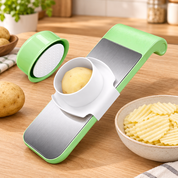 Aloo ke slices ke saath slicer