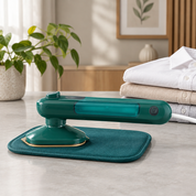 Fold kiye kapron ke saath mini iron