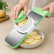 Holder aur cap ke saath slicer istemal karte hue