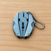Lakri ke background par mini plier