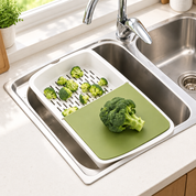 Sink ke upar cutting board aur sabzi ki basket
